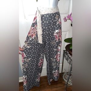 Medium size flowy print pants, super comfortable